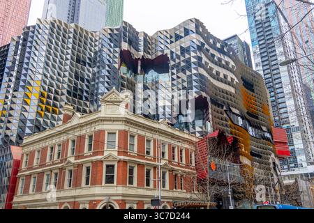 Melbourne, Victoria, Australien, RMIT Royal Melbourne Institute of Technology, Swanston Academic Building und Building 81 Oxford Scholar Pub Stockfoto