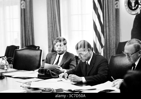 US-Präsident John F. Kennedy mit dem US-Verteidigungsminister Robert S. McNamara (Mitte) und dem stellvertretenden Verteidigungsminister Roswell Gilpatric (rechts) im Kabinettsraum während des Treffens mit dem Exekutivkomitee des Nationalen Sicherheitsrats zur Krise in Kuba, Weißen Haus, Washington, D.C., USA, Cecil W. Stoughton, Fotos des Weißen Hauses, 29. Oktober 1962 Stockfoto