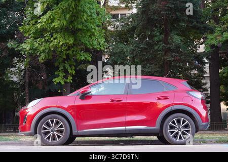 Bukarest, Rumänien – 1. August 2025: Seitenansicht des roten Ford Puma-Autos auf der Straße Stockfoto