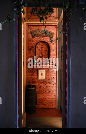 Historisches Weinfenster aus Holz, von Efeu eingerahmt, in engen Gassen von Florenz Italien Stockfoto