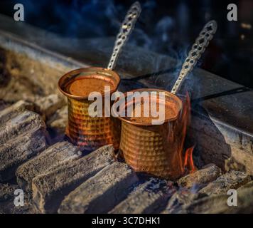 Frischer aromatischer traditioneller türkischer Kaffee auf Holzkohle in Ccezve, original Kupfertöpfe, authentische Küche, Istanbul, Türkei Stockfoto