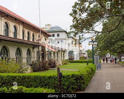 Spas aus dem 19. Jahrhundert entlang der Bathhouse Row in Hot Springs Arkansas – Mai 2025 Stockfoto