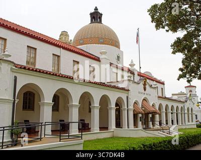 1922 historisches Quapaw Bathhouse entlang der Bathhouse Row in Hot Springs Arkansas – Mai 2025 Stockfoto