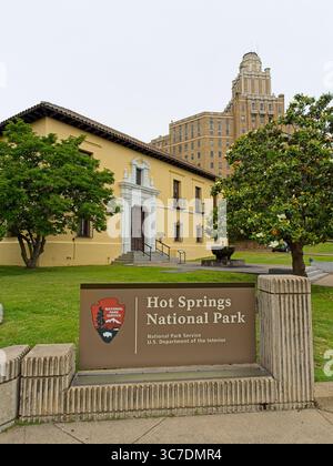 1936 National Park Service Administration Building am Anfang der Bathhouse Row in Hot Springs Arkansas – Mai 2025 Stockfoto