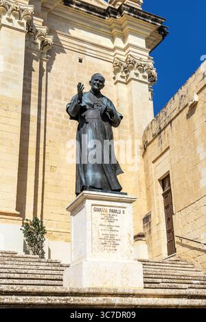 Statue von Papst Johannes Paul II. Vor der Kathedrale der Himmelfahrt in der Zitadelle von Victoria, Gozo, Malta Stockfoto