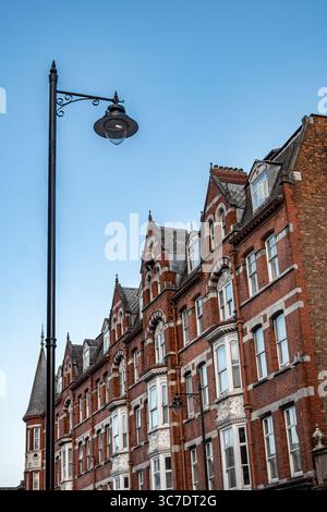 25. Juli 2025 Cork, Irland die charmante Backsteinarchitektur mit einer alten Straßenlaterne schafft eine ästhetische Atmosphäre Stockfoto