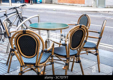 25. Juli 2025 Cork, Irland charmante und einladende Sitzplätze im Freien mit stilvollem Tisch und Stühlen für jeden Stockfoto