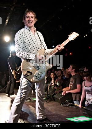 Die britischen Punkrock-Legenden The Buzzcocks spielen Boston auf der Another...Bites-Tour, während sie ihre ersten beiden Platten in der Reihenfolge durchbrechen. Montag, 17. Mai 2010 (Foto: © Tim Bugbee/Globe Photos via ZUMA Wire) Stockfoto