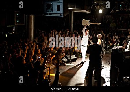 Die britischen Punkrock-Legenden The Buzzcocks spielen Boston auf der Another...Bites-Tour, während sie ihre ersten beiden Platten in der Reihenfolge durchbrechen. Montag, 17. Mai 2010 (Foto: © Tim Bugbee/Globe Photos via ZUMA Wire) Stockfoto