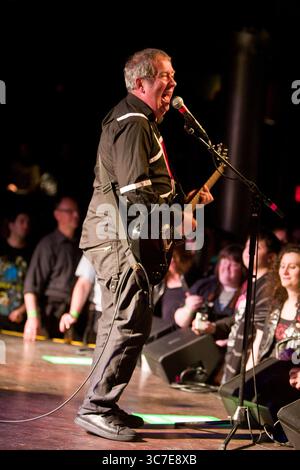 Die britischen Punkrock-Legenden The Buzzcocks spielen Boston auf der Another...Bites-Tour, während sie ihre ersten beiden Platten in der Reihenfolge durchbrechen. Montag, 17. Mai 2010 (Foto: © Tim Bugbee/Globe Photos via ZUMA Wire) Stockfoto