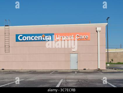 Houston, Texas, USA 06-22-2025: Außengebäude der Concentra Urgent Care Klinik. Stockfoto