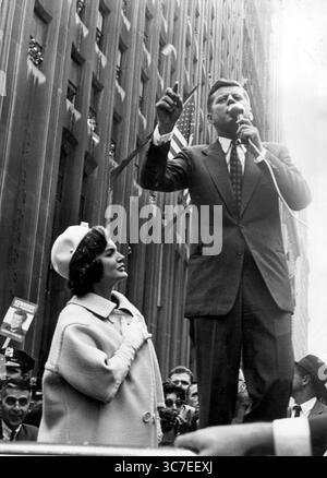 12. Oktober 1961 - New York, New York, USA - Präsident JOHN F. KENNEDY spricht mit First Lady JACKIE KENNEDY während einer Broadway Ticker Tape Parade. (Bild: © Keystone Press Agency/Keystone USA via ZUMAPRESS.com) Stockfoto