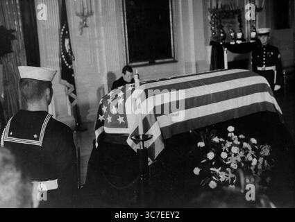 25. November 1963 - Washington D.C., USA - der Sarg von Präsident Kennedy wird von der amerikanischen Flagge bedeckt und von vier amerikanischen bewaffneten Soldaten im östlichen Raum des Weißen Hauses vor seiner Beerdigung bewacht. (Bild: © Keystone Press Agency/Keystone USA via ZUMAPRESS.com) Stockfoto