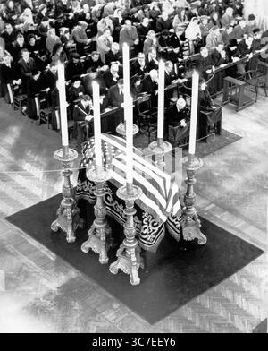 26. November 1963 - London, England, Vereinigtes Königreich - Eine feierliche Messe für Präsident J. F. Kennedy fand in der Westminster Cathedral statt, an der mehr als 2.000 Menschen teilnahmen. (Bild: © Keystone Press Agency/Keystone USA via ZUMAPRESS.com) Stockfoto