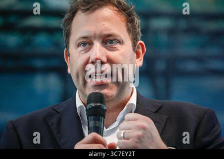 Herne, Deutschland. August 2025. Lars Klingbeil, deutscher Vizekanzler und Finanzminister, spricht bei der Eröffnung des Jahrmarkts. Die Messe ist Deutschlands größter Familienfest mit ca. 500 Ausstellern/Fahrgeschäften und rund 4 Millionen Besuchern an 10 Tagen. Es hat eine lange Tradition, die bis auf einen Festmarkt und eine Pferdemesse im 15. jahrhundert an derselben Stelle in Hernes Vorort Crange zurückreicht. Quelle: Imageplotter/Alamy Live News Stockfoto