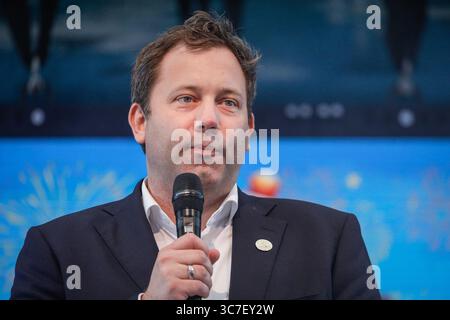 Herne, Deutschland. August 2025. Lars Klingbeil, deutscher Vizekanzler und Finanzminister, spricht bei der Eröffnung des Jahrmarkts. Die Messe ist Deutschlands größter Familienfest mit ca. 500 Ausstellern/Fahrgeschäften und rund 4 Millionen Besuchern an 10 Tagen. Es hat eine lange Tradition, die bis auf einen Festmarkt und eine Pferdemesse im 15. jahrhundert an derselben Stelle in Hernes Vorort Crange zurückreicht. Quelle: Imageplotter/Alamy Live News Stockfoto