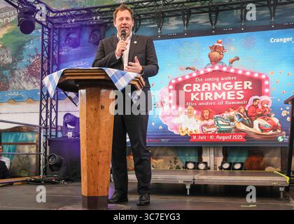 Herne, Deutschland. August 2025. Lars Klingbeil, deutscher Vizekanzler und Finanzminister, spricht bei der Eröffnung des Jahrmarkts. Die Messe ist Deutschlands größter Familienfest mit ca. 500 Ausstellern/Fahrgeschäften und rund 4 Millionen Besuchern an 10 Tagen. Es hat eine lange Tradition, die bis auf einen Festmarkt und eine Pferdemesse im 15. jahrhundert an derselben Stelle in Hernes Vorort Crange zurückreicht. Quelle: Imageplotter/Alamy Live News Stockfoto