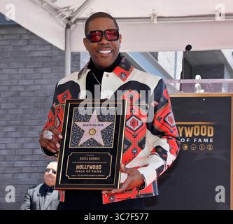 Los Angeles, Usa. August 2025. Der Hip-Hop-Ikone Busta Rhymes hält während einer Enthüllungszeremonie eine Replik-Tafel, die ihn am Freitag, den 1. August 2025, mit dem 2.818. Stern auf dem Hollywood Walk of Fame in Los Angeles ehrt. Foto: Jim Ruymen/UPI Credit: UPI/Alamy Live News Stockfoto