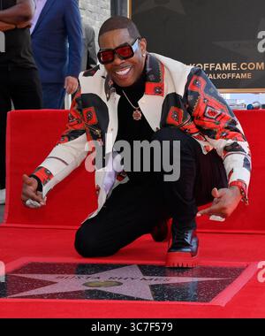 Los Angeles, Usa. August 2025. Hip-Hop-Ikone Busta Rhymes kniet bei einer Enthüllungszeremonie zu Ehren seines Stars am Freitag, den 1. August 2025, neben seinem Stern. Foto: Jim Ruymen/UPI Credit: UPI/Alamy Live News Stockfoto