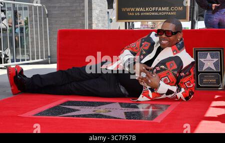 Los Angeles, Usa. August 2025. Hip-Hop-Ikone Busta Rhymes liegt neben seinem Star während einer Enthüllungszeremonie, die ihn am Freitag, den 1. August 2025 mit dem 2.818. Stern auf dem Hollywood Walk of Fame in Los Angeles ehrt. Foto: Jim Ruymen/UPI Credit: UPI/Alamy Live News Stockfoto