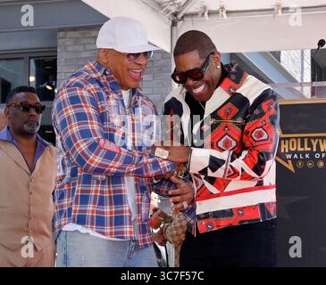 Los Angeles, Usa. August 2025. Der Hip-Hop-Ikone Busta Rhymes wird von LL Cool J (L) während einer Enthüllungszeremonie begleitet, die ihn am Freitag, den 1. August 2025 mit dem 2.818. Star auf dem Hollywood Walk of Fame in Los Angeles ehrt. Foto: Jim Ruymen/UPI Credit: UPI/Alamy Live News Stockfoto