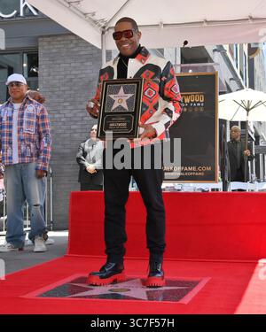 Los Angeles, Usa. August 2025. Der Hip-Hop-Ikone Busta Rhymes hält während einer Enthüllungszeremonie eine Replik-Tafel, die ihn am Freitag, den 1. August 2025, mit dem 2.818. Stern auf dem Hollywood Walk of Fame in Los Angeles ehrt. Foto: Jim Ruymen/UPI Credit: UPI/Alamy Live News Stockfoto