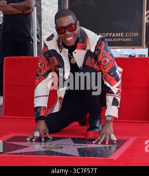 Los Angeles, Usa. August 2025. Hip-Hop-Ikone Busta Rhymes berührt seinen Star während einer Enthüllungszeremonie, die ihn am Freitag, den 1. August 2025 mit dem 2.818. Stern auf dem Hollywood Walk of Fame in Los Angeles ehrt. Foto: Jim Ruymen/UPI Credit: UPI/Alamy Live News Stockfoto