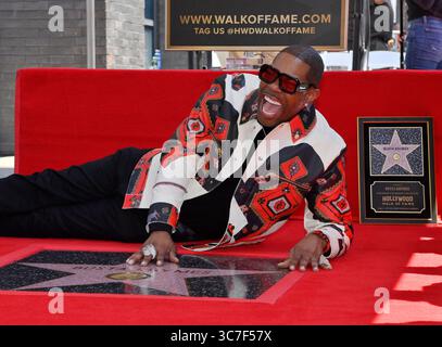 Los Angeles, Usa. August 2025. Hip-Hop-Ikone Busta Rhymes liegt neben seinem Star während einer Enthüllungszeremonie, die ihn am Freitag, den 1. August 2025 mit dem 2.818. Stern auf dem Hollywood Walk of Fame in Los Angeles ehrt. Foto: Jim Ruymen/UPI Credit: UPI/Alamy Live News Stockfoto