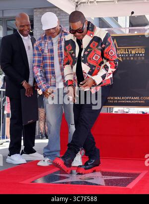 Los Angeles, Usa. August 2025. Hip-Hop-Ikone Busta Rhymes tanzt auf seinem Star während einer Hollywood Walk of Fame-Enthüllungszeremonie, die ihn am Freitag, den 1. August 2025, mit dem 2.818. Stern auf dem Hollywood Walk of Fame in Los Angeles ehrt. Sehen Sie sich Big Boy (L) und LL Cool J (C) an. Foto: Jim Ruymen/UPI Credit: UPI/Alamy Live News Stockfoto