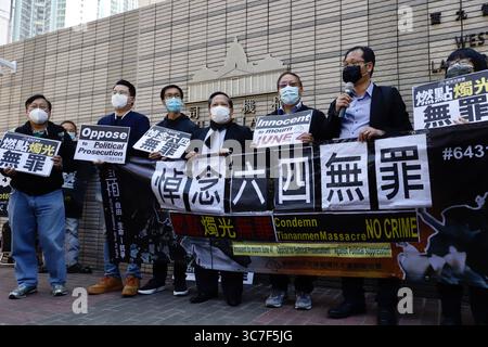 5. Februar 2021, Hongkong, CHINA: Mitglieder der Hong Kong Alliance und andere pro-demokratische Sozialaktivisten, die mit dem Namen "an der nicht autorisierten Versammlung teilgenommen" am 4. Juni letzten Jahres im Victoria Park zum Gedenken an das 31. Jahrestag des 4. Juni des Tian an Men Massakers vor der West Kowloon Magistracy demonstrieren, ihre Unschuld verkünden und den politischen Prozess der HKSAR-Regierung verurteilen, steht auf dem Banner: " To trauern 4th June. Juni 20th June. © Liau Chung-ren/ZUMA Wire) Stockfoto