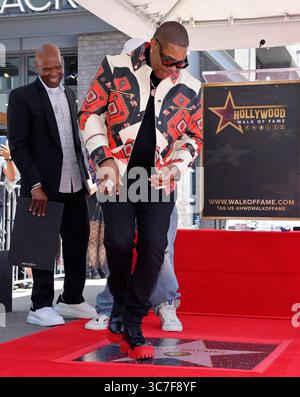 Los Angeles, Usa. August 2025. Hip-Hop-Ikone Busta Rhymes tanzt auf seinem Star während einer Hollywood Walk of Fame-Enthüllungszeremonie, die ihn am Freitag, den 1. August 2025, mit dem 2.818. Stern auf dem Hollywood Walk of Fame in Los Angeles ehrt. Auf der Suche nach Big Boy (L). Foto: Jim Ruymen/UPI Credit: UPI/Alamy Live News Stockfoto