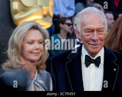 5. Februar 2021, Los Angeles, Kalifornien, USA: Kanadischer Schauspieler, Christopher Plummer stirbt. Er war 91. DATEIFOTO: Schauspieler Christopher Plummer(R) und Ehefrau Elaine Taylor auf dem roten Teppich der 84. Academy Awards im Hollywood and Highland Center in Hollywood, Kalifornien am Sonntag, 26. Februar 2012. JAVIER ROJAS/PI (Bild: © Prensa Internacional Via ZUMA Wire) Stockfoto