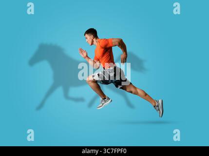 Sportlicher junger Mann, der vor hellblauem Hintergrund mit seinem Schatten in Form eines Pferdes läuft. Sportplakat Stockfoto