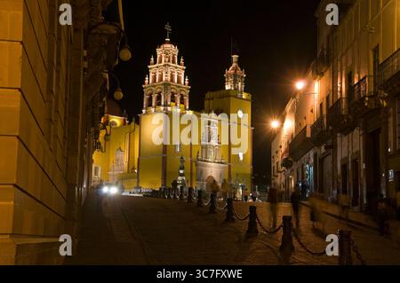 Nachtwanderung in den Gassen von Guanajuato. Mexiko Stockfoto