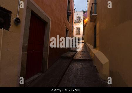 Nachtwanderung in den Gassen von Guanajuato. Mexiko Stockfoto