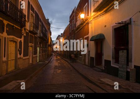 Nachtwanderung in den Gassen von Guanajuato. Mexiko Stockfoto