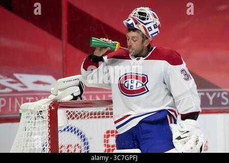 6. Februar 2021: Jake Allen (34), Torhüter der Montreal Canadiens, trinkt während des NHL-Spiels zwischen den Montreal Canadiens und den Ottawa Senators im Canadian Tire Centre in Ottawa, Kanada. Daniel Lea/CSM(Kreditbild: &Copy; Daniel Lea/CSM via ZUMA Wire) Stockfoto