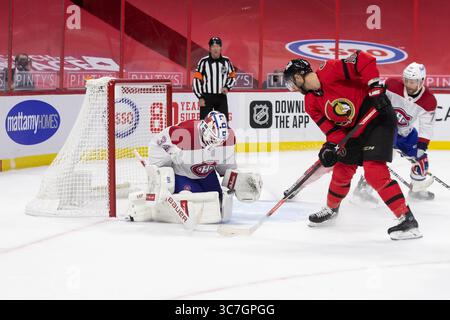 6. Februar 2021: Der Torwart Jake Allen (34) von Montreal Canadiens spart, während Austin Watson (16) im Canadian Tire Centre in Ottawa (Kanada) nach einem Rebound im NHL-Spiel zwischen den Montreal Canadiens und den Ottawa Senators sucht. Daniel Lea/CSM(Kreditbild: &Copy; Daniel Lea/CSM via ZUMA Wire) Stockfoto