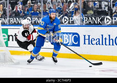 Februar 2021: Das St. Louis Blues Center Ryan O'Reilly (90) vermeidet den Vorsprung des rechten Flügels der Arizona Coyotes Phil Kessel (81) während eines Spiels der National Hockey League zwischen den Arizona Coyotes und den St. Louis Blues im Enterprise Center in St. Louis City, MO Richard Ulreich/CSM (Credit Image: &Copy; Richard Ulreich/CSM via ZUMA Wire) Stockfoto