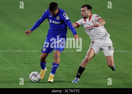 7. Februar 2021, Sevilla, Spanien: Cucho Hernandez von Getafe CF im Kampf gegen Munir El Haddadi von Sevilla CF während des Spiels La Liga Santander zwischen Sevilla FC und Getafe CF im Estadio Sanchez Pizjuan in Sevilla, Spanien. (Kreditbild: © Jose Luis Contreras/DAX via ZUMA Wire) Stockfoto