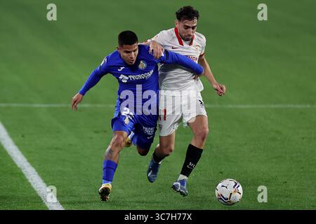 7. Februar 2021, Sevilla, Spanien: Cucho Hernandez von Getafe CF im Kampf gegen Munir El Haddadi von Sevilla CF während des Spiels La Liga Santander zwischen Sevilla FC und Getafe CF im Estadio Sanchez Pizjuan in Sevilla, Spanien. (Kreditbild: © Jose Luis Contreras/DAX via ZUMA Wire) Stockfoto