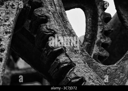Nahaufnahme von Metallzahnrädern einer Maschine, mit der kleine Fischerboote auf den Azoren an Land gezogen werden. Stockfoto