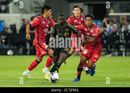 LAFC-Mittelfeldspieler Yaw Yeboah (20) überwindet Mazatlán Verteidiger Salvador Rodríguez (12) während eines Ligapokals, Liga-Phase-Spiels, Dienstag, 29. Juli 2025, im BMO-Stadion in Los Angeles besiegte CA. Mazatlán den LAFC 1-1 (11-10 im Elfmeterschießen). (Jon Endow/Bild des Sports) Stockfoto