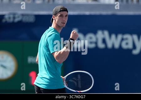 Toronto, Kanada. August 2025. Joe Salisbury aus Großbritannien und Neal Skupski aus Großbritannien (nicht im Bild) gegen Marcelo Melo aus Brasilien und Alexander Zverev aus Deutschland während des ersten Rundenspiels der Herren-Doppel am 7. Tag der ATP Masters 1000 National Bank Open im Sobeys Stadium. Am 1. August 2025 in Toronto, Kanada. (Foto: Leonardo Ramirez/ Credit: Eyepix Group/Alamy Live News Stockfoto