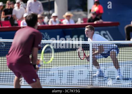 Toronto, Kanada. August 2025. Joe Salisbury aus Großbritannien und Neal Skupski aus Großbritannien (rechts) gegen Marcelo Melo aus Brasilien (links) und Alexander Zverev aus Deutschland während des ersten Rundenspiels der Herren-Doppel am 7. Tag der ATP Masters 1000 National Bank Open im Sobeys Stadium. Am 1. August 2025 in Toronto, Kanada. (Foto: Leonardo Ramirez/ Credit: Eyepix Group/Alamy Live News Stockfoto