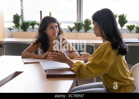Zwei indische Kolleginnen führten professionelle Gespräche Stockfoto