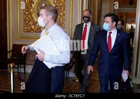 9. Februar 2021, Washington, District of Columbia, USA: Rep. Jim Jordan, R-Ohio, Rep. Andy Biggs, R-Ariz Mike Johnson, R-La, zweite rechts, kommen zum zweiten Amtsenthebungsverfahren gegen den ehemaligen Präsidenten Donald Trump im Senat, am Dienstag, 9. Februar 2021 im Kapitol in Washington an (Credit Image: © Andrew Harnik - Pool via CNP/CNP via ZUMA Wire) Stockfoto