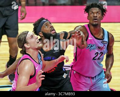 9. Februar 2021, Miami, Florida, USA: Miami Heat Stürmer Kelly Olynyk (9) und Stürmer Jimmy Butler (22) verteidigen sich im zweiten Quartal in der AmericanAirlines Arena in Miami gegen Mitchell Robinson (23) 2021 von New York Knicks. (Kreditbild: © TNS via ZUMA Wire) Stockfoto