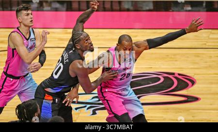 9. Februar 2021, Miami, Florida, USA: Miami Heat Stürmer Andre Iguodala (28) verteidigt am Dienstag, 9. Februar 2021 gegen Julius Randle (30) in der AmericanAirlines Arena in Miami. (Kreditbild: © TNS via ZUMA Wire) Stockfoto