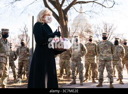 22. Januar 2021, Washington, District of Columbia, USA: First Lady Dr. Jill Biden überrascht Mitglieder der Nationalgarde mit Schokoladenchips-Cookies Freitag, 22. Januar 2021, vor dem US-Kapitol in Washington, D.C. die First Lady sagte den Truppen, dass die Bidens eine Familie der Nationalgarde seien und dankte ihnen für ihren Dienst. (Bild: © Lawrence Jackson/Weiße Haus/ZUMA Wire/ZUMAPRESS.com) Stockfoto